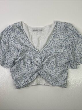 Abercrombie & Fitch Twist-Front Blue Floral Flutter Sleeve Crop Top Size M